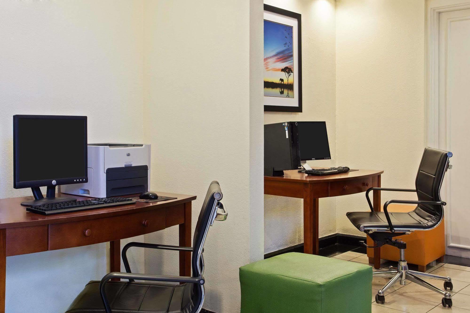 Hotel Baymont By Wyndham Tampa Near Busch Gardens Zewnętrze zdjęcie